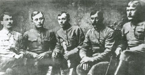Alexander Antonov (centre) and his staff. By Unknown author - http://zna11.ru/wp-content/uploads/2011/09/antonov.jpg, Public Domain, https://commons.wikimedia.org/w/index.php?curid=28461320