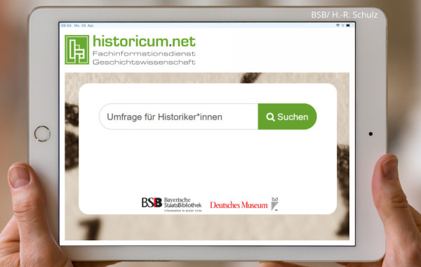 Tablet, auf dem in den Suchschlitz auf historicum.net der Text "Umfrage für Historiker*innen" eingetippt wurde.