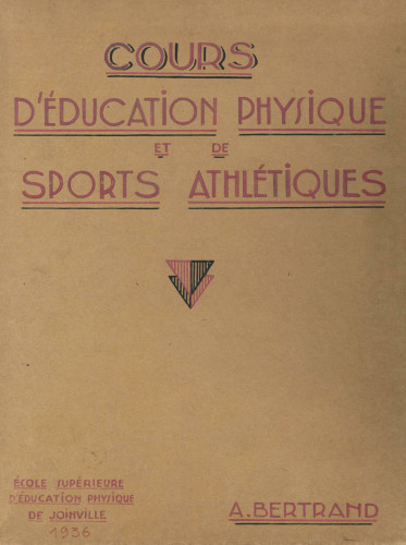 Sur un cahier rectangulaire avec une couverture en papier beige, plusieurs textes manuscrits écrits en majuscules à l'encre rouge, parfois soulignée de noir.
Le titre en haut en gros : Cours d'éducation physique et de sports athlétiques.
Au centre, 2 triangles rayés rouge et noirs avec la pointe en bas.
En bas à gauche :  École supérieur d'éducation physique de Joinville - 1936.
En bas à droite : A. Bertrand (A pour Antoine dit Tony)