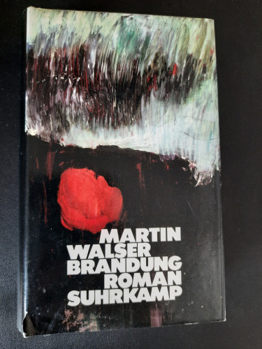 Cover von Martin Walser: Brandung. Eine rote Mohnblüte vor schwarz und grau.