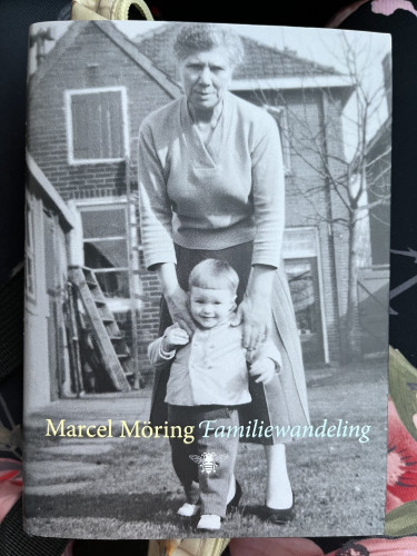 Het omslag toont een foto van de schrijver met zijn grootmoeder