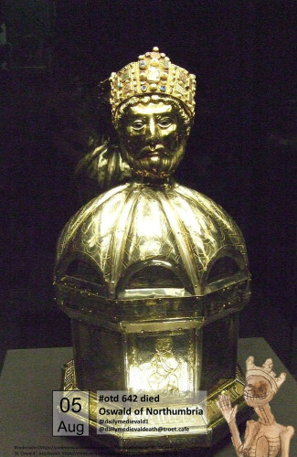 The picture shows a reliquary made of gold