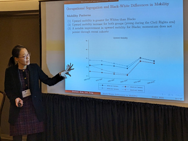 Black-white differences in upward social mobility are estimated by Gueyon Kim 