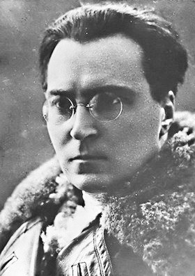 Portrait of a young Victor Serge, with round glasses. By Unknown author - http://www.letraslibres.com/index.php?art=9649, Public Domain, https://commons.wikimedia.org/w/index.php?curid=3975547