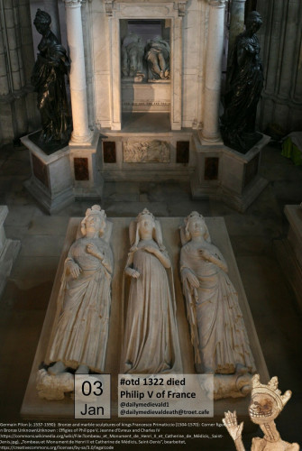 The picture shows three tomb figures made of white stone. All three are crowned, the figure on the far left is male, the other two female.