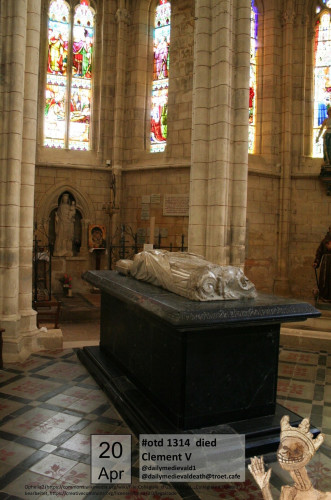 The picture shows the ridge of a tomb figure made of white stone on a black pedestal. The tomb stands in the choir of a church