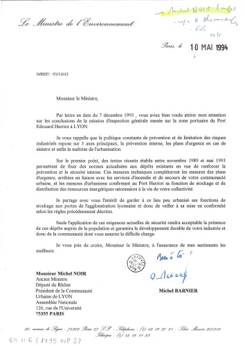 Une lettre imprimée en noir sur un papier blanc de format A4, à l'entête du ministre de l'environnement. La date est ajoutée avec un tampon encreur : 10 mai 1994.
En bas à l'encre bleue, signature de Michel Barnier après la mention "Bien à toi" adressée à Michel Noir.
En haut à droite, des mentions manuscrites sur le circuit de diffusion du document.
En bas à gauche, les 2 cotes de ce document, qui a été extrait d'un fonds public pour rejoindre une collection factice d'autographes.