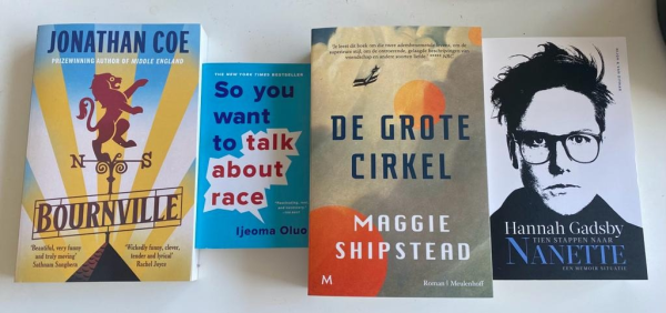 Vier boeken op een rijtje. Van links naar rechts: Bournville van Jonathan Coe, So You Want To Talk About Race van Ijeoma Olou, De Grote Cirkel van Maggie Shipstead en Tien Stappen naar Nanette van Hannah Gadsby.