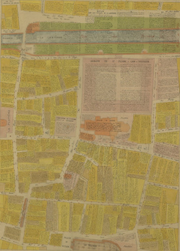 Sur un papier de format rectangulaire, le tracé de rues et de parcelles représentant une portion de ville vue du dessus, à la verticale.
Les parcelles, de différentes couleurs selon ce qu'elles désignent (rose pour les églises, jaune pour les immeubles, bleu pour le fossé, etc), sont recouvertes d'une fine écriture à l'encre noire.