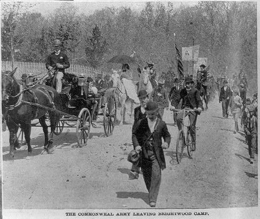 Coxey's Army marchers leaving their camp, on foot, on horseback, on bicycles. By Frank Leslie&#039;s magazine - Library of Congress, Public Domain, https://commons.wikimedia.org/w/index.php?curid=723904