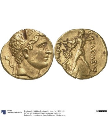 Golden coin depicting Zeus standing, throwing his thunderbolt with his right and holding the aegis in his left. An eagle perches to his feet.