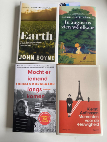 Vier nieuwe romans gekregen voor mijn verjaardag, van linksboven naar rechtsonder:
Earth van John Boyne
In Augustus zien we elkaar van Gabriel Garcia Mrquez
Mocht er iemand langskomen van Thomas Korsgaard en
Momenten voor de eeuwigheid van Kjersti Anfinnsen