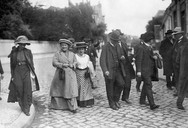 Käte Duncker, Clara Zetkin and Rosa Luxemburg on their way to the congress of the German Social Democratic Party (SPD) in Magdeburg in September 1910.