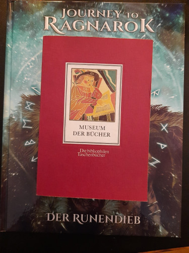 Zwei Bücher aufeinander, das obere klein und rot das untere gross und blau