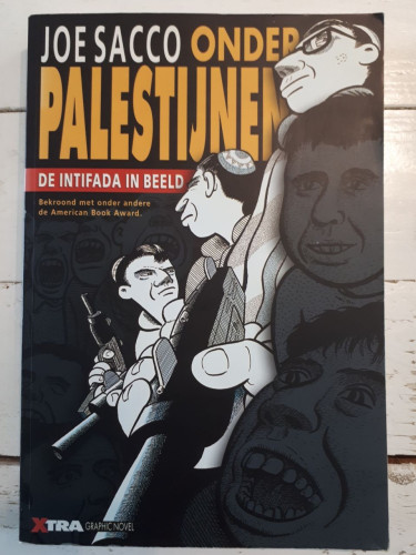 The book "Onder Palestijnen. De intifada in beeld". It is a large paperback with the title, the name of the author, Joe Sacco, and the publisher, Xtra Graphic Novel, on the cover. In the middle of the cover are drawings of soldiers and civilians. Three people are highlighted. They look like Israeli soldiers. The soldiers are surrounded by Palastian civilians. The civilians look frightened.   