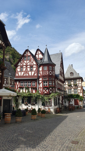 Das Bild zeigt einen Straßenzug der Bacharacher Altstadt. Das zu sehende Fachwerkhaus ist über 400 Jahre alt.