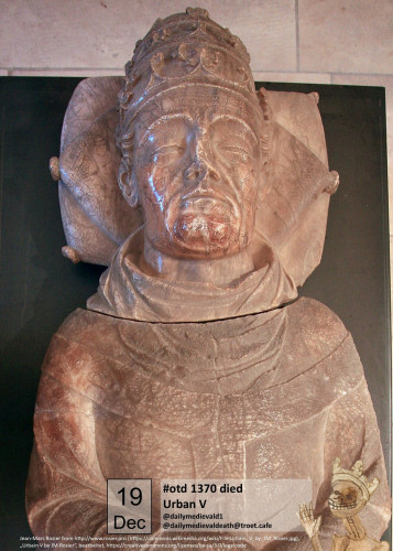 The picture shows a reclining figure (upper body) made of red stone, wrapped in papal robes, crowned with the tiara. The head rests on a cushion, the hands are clasped on the belly.