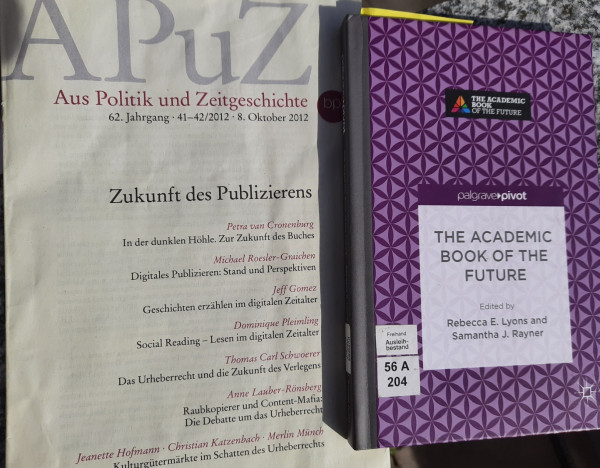 Zwei Titel als Cover: "Zukunft des Publizierens" (APuZ 10/2012), "The Academic Book of the Future" (CCBY Macmillan 11/2015)