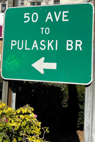 photo of the street sign leading to the Pulaski bridge. 