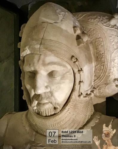 The picture shows the head of a reclining tomb figure made of white stone. The head is wrapped in a helmet and rests on a precious pillow.