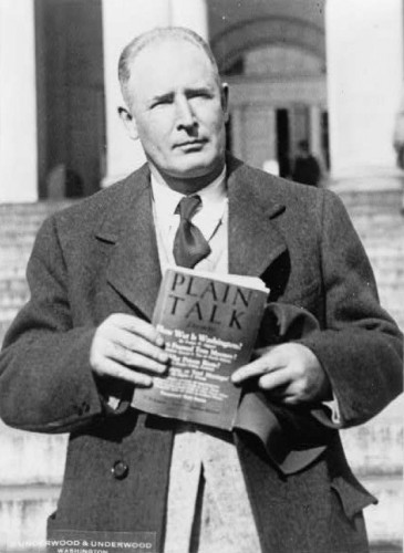 Walter W. Liggett in 1929, holding an issue of “Plain Talk” magazine, which he wrote for. By Underwood &amp; Underwood - This image is available from the United States Library of Congress&#039;s Prints and Photographs divisionunder the digital ID cph.3c17269.This tag does not indicate the copyright status of the attached work. A normal copyright tag is still required. See Commons:Licensing., Public Domain, https://commons.wikimedia.org/w/index.php?curid=16888143