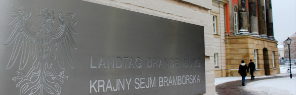 Foto eines zweisprachigen, deutsch-sorbischen Schildes am Landtag Brandenburg in Potsdam. Foto: Julian Nyča, Lizenz CC BY-SA 3.0.